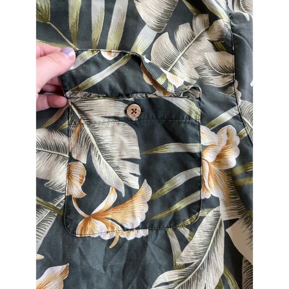 Tommy Bahama Button Shirt Medium Hawaiian Floral Green Short Sleeve Pocket Beach - Picture 3 of 11